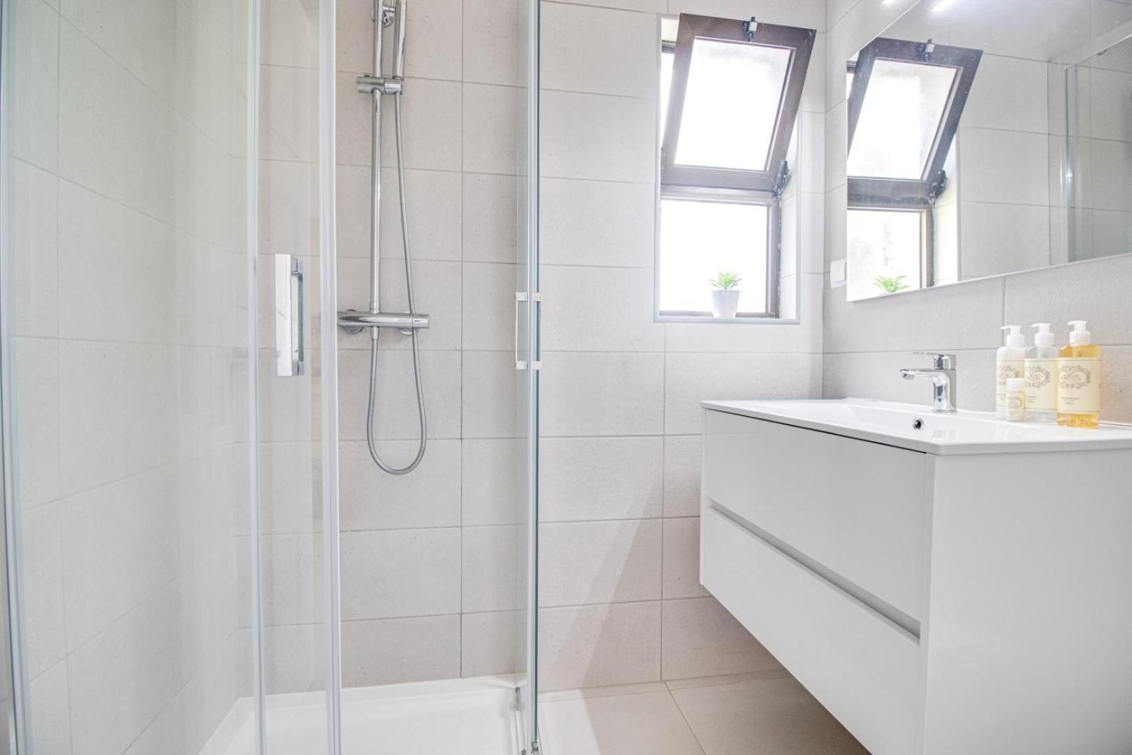 Modern Oasis 500m With Ac Wifi Pool Appartement